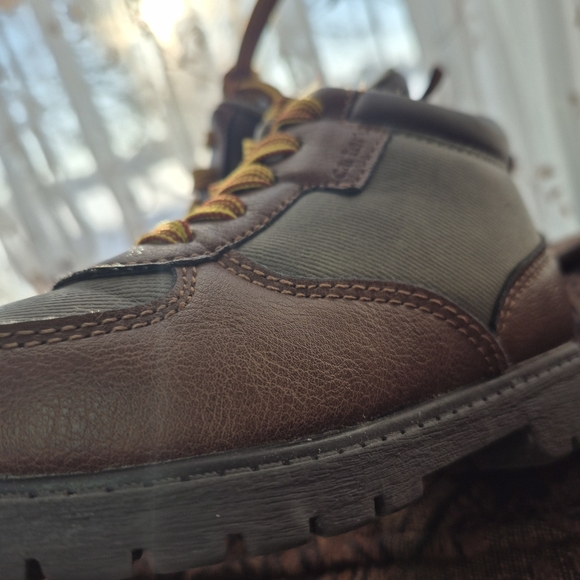 Boys CARTER’S boots Size 8 - Picture 6 of 7